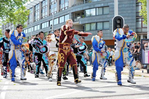 <strong>Roterdã Unlimited </strong> O festival cultural acontece em julho a partir do dia 18 e vai até o dia 20. O desfile do Carnaval de Verão é uma das atrações. O desfile acontece em meio à batalha dos bumbos, ao desfile de rua e à ‘eleição da rainha’. <strong>Roterdã Unlimited </strong> O festival cultural acontece em julho a partir do dia 18 e vai até o dia 20. O desfile do Carnaval de Verão é uma das atrações. O desfile acontece em meio à batalha dos bumbos, ao desfile de rua e à ‘eleição da rainha’.