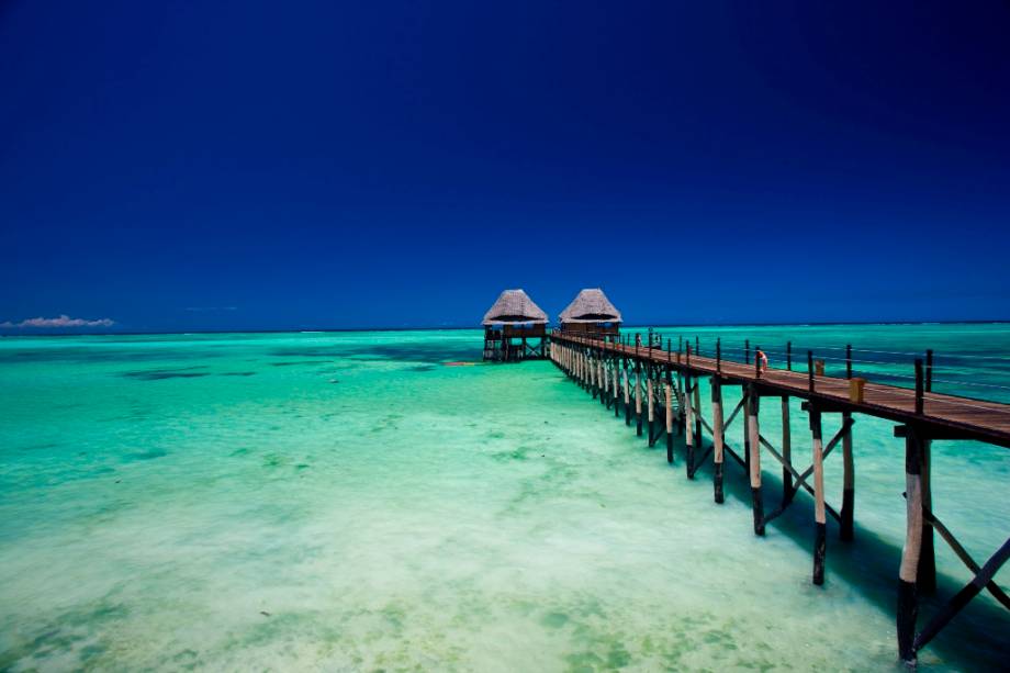 O pequeno arquipélago de Zazibar oferece praias e hospedagens com as alucinantes cores do oceano Índico