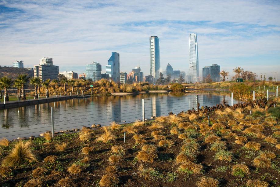 Se você tiver tempo para visitar apenas um parque em Santiago, escolha o Parque Bicentenario, com belos espaços de área verde. Inaugurado em 2010, o local está situado dentro do elegante bairro de Vitacura, cercado por montanhas e imponentes prédios empresariais. Por aqui, é possível andar de bicicleta, fazer piquenique e admirar dois lagos artificiais