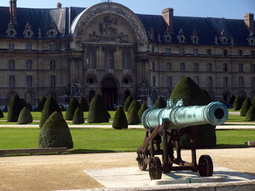 O Hotel des Invalides, antigo asilo para veteranos de guerra, que hoje abriga o museu militar e a tumba de Napoleão