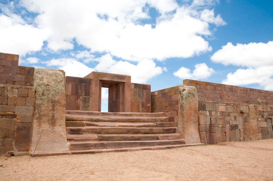 Portal do templo Kalasasaya, em Tiwanaku. Na realidade, os altos muros são uma reconstrução relativamente recente