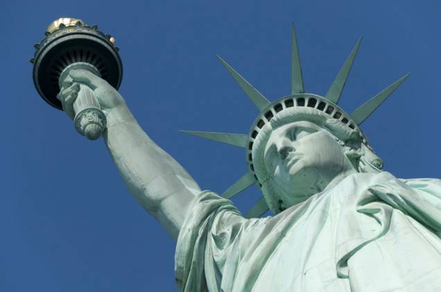 <strong>Nova York express – 4 noites – R$ 3 566</strong><br /> O pacote inclui passagem aérea ida e volta voando Tam, quatro noites de hospedagem em quarto duplo, traslado, city tour e seguro-viagem<br /> <br /> <strong>Quando:</strong> saídas até 30 de novembro<br /> <strong>Pagamento:</strong> à vista ou em até 12 vezes no cartão Visa, American Express, Diners ou cheque pré-datado<br /> <strong>Quem leva:</strong> a <strong>Agaxtur</strong> tel. (11) 3067 0900 / site <a href="https://www.agaxtur.com.br" rel="www.agaxtur.com.br" target="_blank">www.agaxtur.com.br</a> <strong>Nova York express – 4 noites – R$ 3 566</strong><br /> O pacote inclui passagem aérea ida e volta voando Tam, quatro noites de hospedagem em quarto duplo, traslado, city tour e seguro-viagem<br /> <br /> <strong>Quando:</strong> saídas até 30 de novembro<br /> <strong>Pagamento:</strong> à vista ou em até 12 vezes no cartão Visa, American Express, Diners ou cheque pré-datado<br /> <strong>Quem leva:</strong> a <strong>Agaxtur</strong> tel. (11) 3067 0900 / site <a href="https://www.agaxtur.com.br" rel="www.agaxtur.com.br" target="_blank">www.agaxtur.com.br</a>