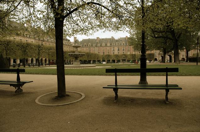 Os calmos jardins da Place des Vosges hoje são perfeitos para passear, mas já foram palco de duelos de espada e torneios de cavaleiros Os calmos jardins da Place des Vosges hoje são perfeitos para passear, mas já foram palco de duelos de espada e torneios de cavaleiros