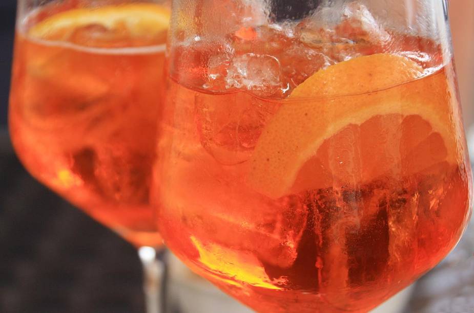 Aperol Spritz, bebida típica da <a href="https://viajeaqui.abril.com.br/paises/italia" rel="Itália">Itália</a>, apreciada principalmente no verão