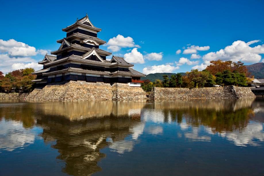 O Castelo de Matsumoto, na província de Nagano, é uma das mais bem preservadas fortificações medievais do Japão e guardava o caminho para os Alpes Japoneses