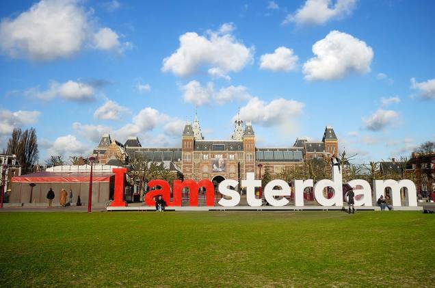Fachada do <a href="https://viajeaqui.abril.com.br/estabelecimentos/holanda-amsterda-atracao-rijksmuseum" rel="Rijksmuseum" target="_blank">Rijksmuseum</a>, em Amsterdã, com seu famoso trocadilho em forma de letreiro (que os turistas tanto amam) Fachada do <a href="https://viajeaqui.abril.com.br/estabelecimentos/holanda-amsterda-atracao-rijksmuseum" rel="Rijksmuseum" target="_blank">Rijksmuseum</a>, em Amsterdã, com seu famoso trocadilho em forma de letreiro (que os turistas tanto amam)