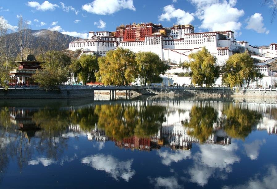 O Palácio Potala, em Lhasa, no Tibete, servia como residência do Dalai-Lama até 1959, quando o 14o. soberano asilou-se na Índia após a invasão chinesa. Sua construção iniciou-se no século 17 e em seu interior existem cerca de mil aposentos. O Palácio Potala, em Lhasa, no Tibete, servia como residência do Dalai-Lama até 1959, quando o 14o. soberano asilou-se na Índia após a invasão chinesa. Sua construção iniciou-se no século 17 e em seu interior existem cerca de mil aposentos.