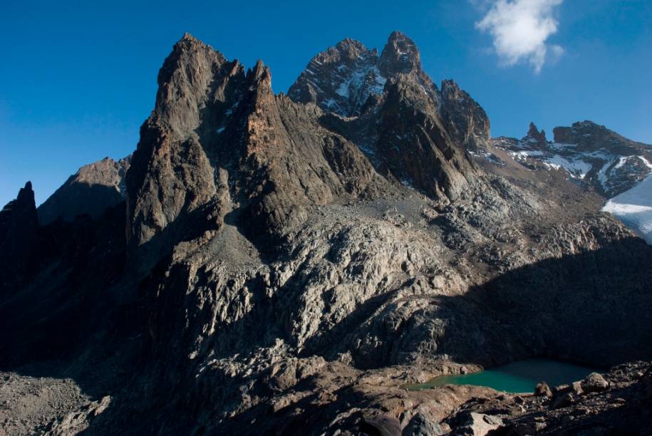 O vulcão extinto Monte Quênia é a segunda mais alta montanha da África, com 5199 metros. Apesar de se encontrar quase junto à linha do Equador ele apresenta várias pequenas geleiras
