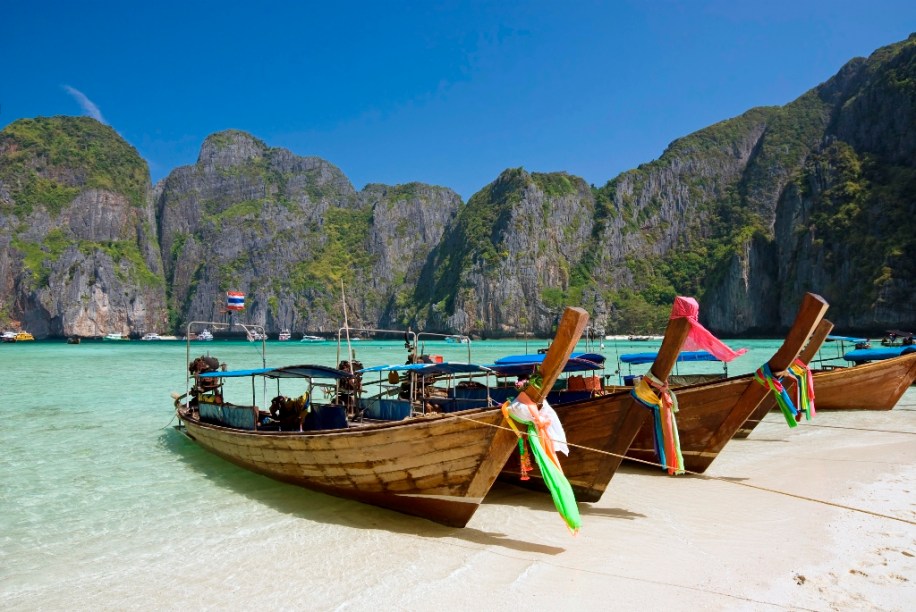 A Baía Maya, na ilha Phi Phi Leh, no sul da <a href="https://preprod.viagemeturismo.abril.com.br/paises/tailandia/">Tailândia</a>, ficou internacionalmente conhecida como o set de filmagem de <em>A Praia</em>, estrelada por Leonardo di Caprio. Atributos naturais para considerá-la um paraíso é o que não faltam