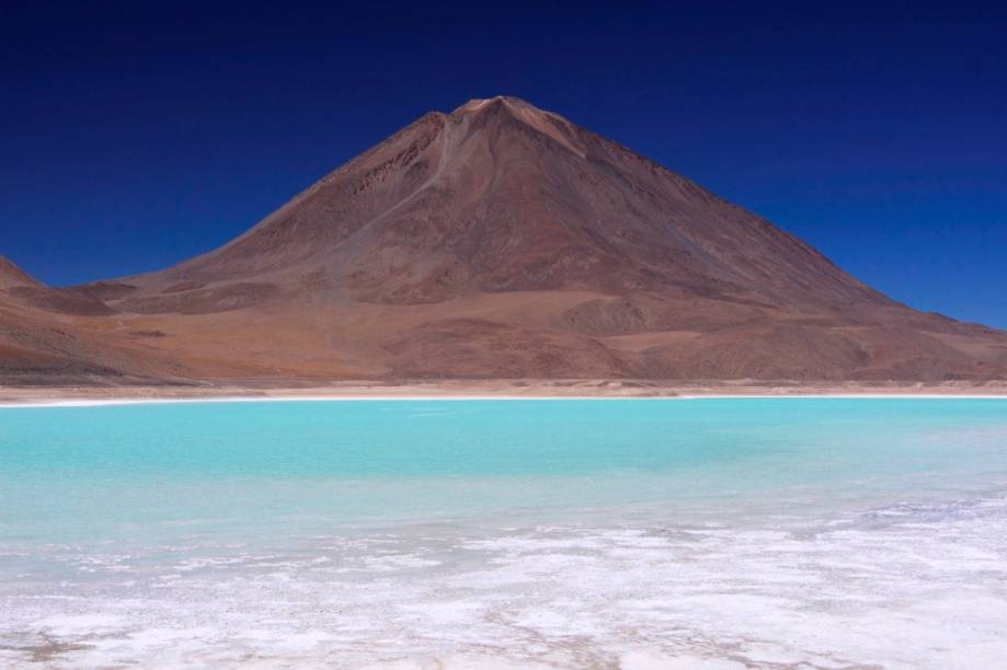Localizado a 4000 metros de altitude, a Laguna Verde possui esse tom por conta de traços de cobre oxidados. O vulcão Licanbur é um dos muitos que pontilham o altiplano boliviano Localizado a 4000 metros de altitude, a Laguna Verde possui esse tom por conta de traços de cobre oxidados. O vulcão Licanbur é um dos muitos que pontilham o altiplano boliviano