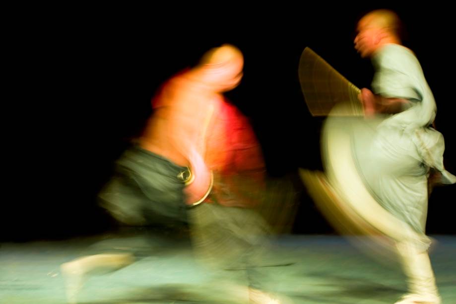 A China possui uma longa e fundamental história no desenvolvimento das artes marciais. Agricultores e monges criaram métodos de defesa que viriam a ser a base do kung fu e do wushu. O estilo que tomou forma no monastério de Shaolin extrapolaria fronteiras e tornou-se peça de resistência durante as atrocidades da Revolução Cultural de Mao Tsé-tung A China possui uma longa e fundamental história no desenvolvimento das artes marciais. Agricultores e monges criaram métodos de defesa que viriam a ser a base do kung fu e do wushu. O estilo que tomou forma no monastério de Shaolin extrapolaria fronteiras e tornou-se peça de resistência durante as atrocidades da Revolução Cultural de Mao Tsé-tung