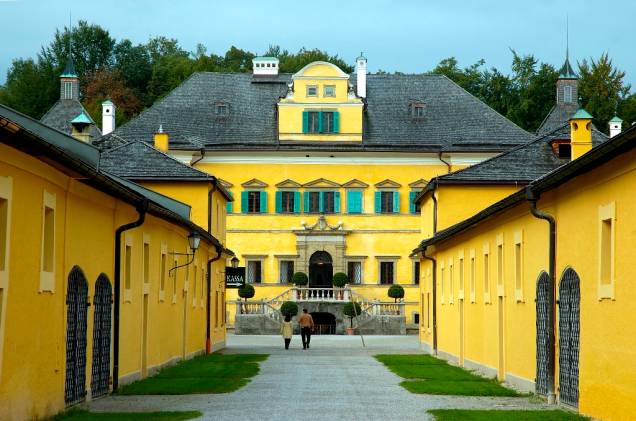 O Palácio Hellbrunn era uma vila de descanso de verão para os arcebispos de Salzburgo. Suas divertidas fontes e seus edifícios barrocos do século 17 fazem do lugar um dos passeios favoritos na cidade O Palácio Hellbrunn era uma vila de descanso de verão para os arcebispos de Salzburgo. Suas divertidas fontes e seus edifícios barrocos do século 17 fazem do lugar um dos passeios favoritos na cidade