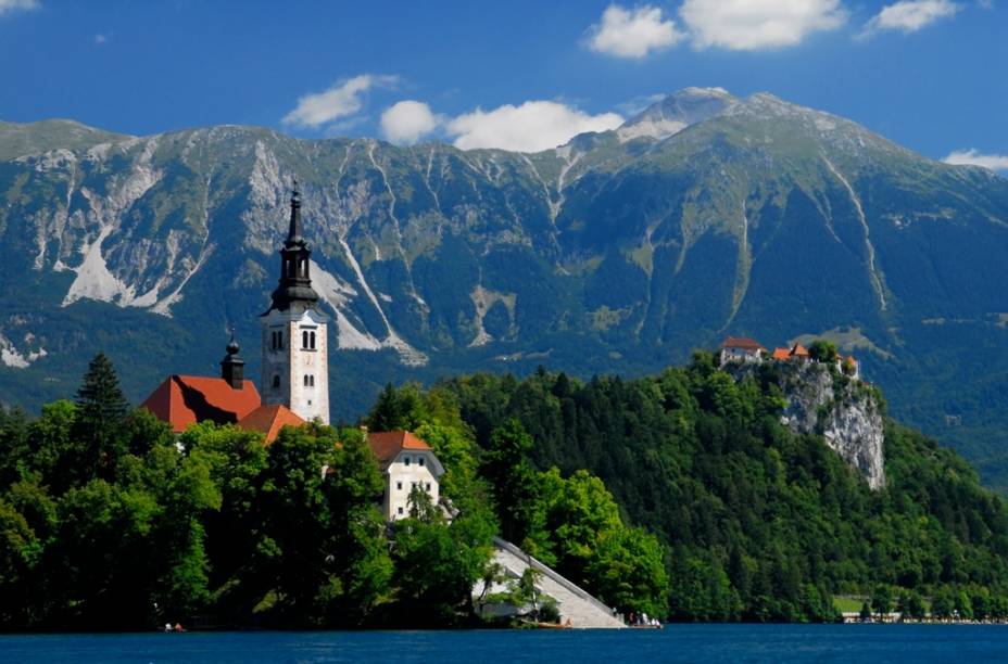 Esta é uma ilha diferente em nossa lista. Bled fica em um laguinho pristino e simplesmente encantador no interior da <a href="https://preprod.viagemeturismo.abril.com.br/paises/eslovenia/">Eslovênia</a>