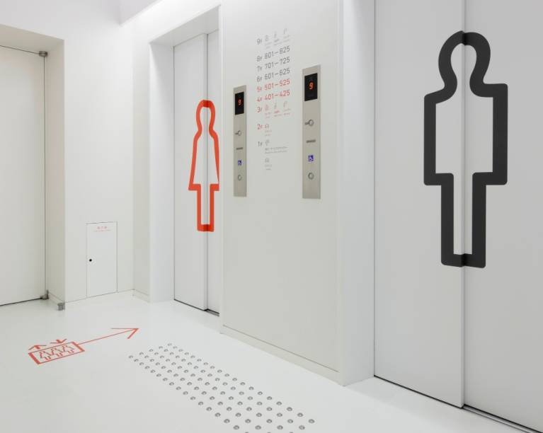 Boa parte dos hotéis-cápsula do Japão foi criada para atender executivos que precisavam de uma hospedagem conveniente e barata. Por essa razão a maioria só recebia homens, mas alguns, como o 9 hours, possui espaço exclusivo também para as mulheres Boa parte dos hotéis-cápsula do Japão foi criada para atender executivos que precisavam de uma hospedagem conveniente e barata. Por essa razão a maioria só recebia homens, mas alguns, como o 9 hours, possui espaço exclusivo também para as mulheres