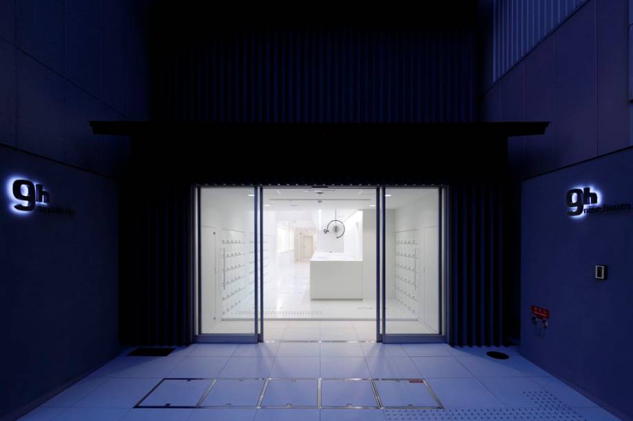 Entrada do hotel cápsula 9 hours, Kyoto, Japão. Esse tipo de hospedagem teve um boom nos anos 1980, quando, por conta de longas horas extras, executivos perdiam o último trem ou metrô para retornar às suas casas. Por isso mesmo a maioria desses estabelecimentos está convenientemente localizada próxima a estações ferroviárias Entrada do hotel cápsula 9 hours, Kyoto, Japão. Esse tipo de hospedagem teve um boom nos anos 1980, quando, por conta de longas horas extras, executivos perdiam o último trem ou metrô para retornar às suas casas. Por isso mesmo a maioria desses estabelecimentos está convenientemente localizada próxima a estações ferroviárias