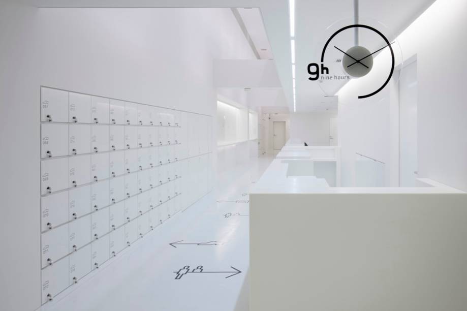 Recepção do hotel 9 hours, com ambiente clean, muito minimalista. Aqui você deixa seus sapatos e faz o check-in. Recepção do hotel 9 hours, com ambiente clean, muito minimalista. Aqui você deixa seus sapatos e faz o check-in.