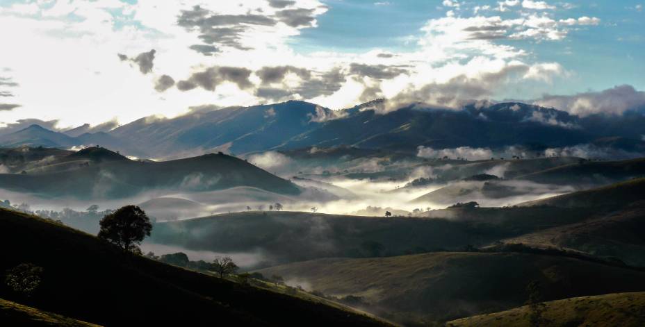 <a href="https://viajeaqui.abril.com.br/cidades/br-sp-cunha" rel="Cunha, São Paulo" target="_self"><strong>Cunha, São Paulo </strong></a>Conhecida como a terra dos ceramistas, a cidade conta com ateliês, paisagens charmosas (inclua aqui belas cachoeiras) e pousadas que se escondem entre as montanhas. Durante o mês de julho, o <a href="https://viajeaqui.abril.com.br/estabelecimentos/br-sp-cunha-atracao-festival-de-inverno" rel="Festival de Inverno" target="_self">Festival de Inverno</a> faz a alegria dos turistas, com shows, eventos gastronômicos e apresentações de orquestras. Passeios como o <a href="https://viajeaqui.abril.com.br/estabelecimentos/br-sp-cunha-atracao-parque-estadual-da-serra-do-mar-nucleo-cunhaindaia" rel="Parque Estadual da Serra do Mar" target="_self">Parque Estadual da Serra do Mar</a> e a <a href="https://viajeaqui.abril.com.br/estabelecimentos/br-sp-cunha-atracao-pedra-da-macela" rel="Pedra da Macela" target="_self">Pedra da Macela</a> oferecem caminhadas pela natureza e vistas impressionantes<em><a href="https://www.booking.com/city/br/cunha-br.pt-br.html?sid=5b28d827ef00573fdd3b49a282e323ef;dcid=1?aid=332455&label=viagemabril-destinos-economicos-de-inverno-no-brasil" rel="Veja preços de hotéis em Cunha no Booking.com" target="_blank">Veja preços de hotéis em Cunha no Booking.com</a></em>