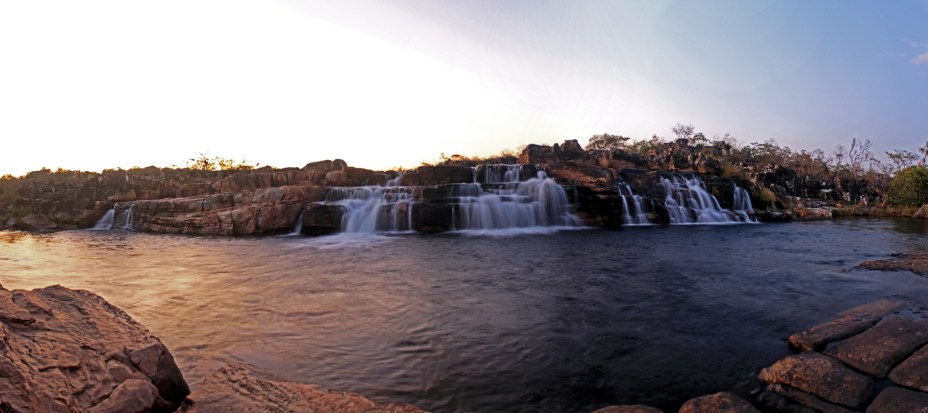 <a href="https://viajeaqui.abril.com.br/cidades/br-go-chapada-dos-veadeiros" rel="Chapada dos Veadeiros" target="_blank"><strong>Chapada dos Veadeiros</strong></a>    Cachoeira das Sete Quedas é alcançável depois de uma longa travessia à pé. Vale a pena ou não vale?