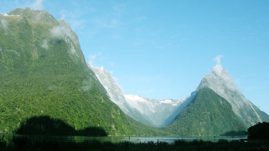 <em><strong>Milford Sound </strong></em>- Existem diferentes formas de acesso a Milford Sound, a mais comum é a bordo de um cruzeiro marítimo, mas quem gosta de aventura pode optar por trajetos de caiaque, mergulho ou fazer uma trilha do lago Te Anau até Sandfly Point, onde é necessário continuar o caminho de barco até Milford Sound. O atrativo turístico do pequeno vilarejo pode ser conhecido em um dia, no entanto existe a opção de passar a noite em hotéis no local