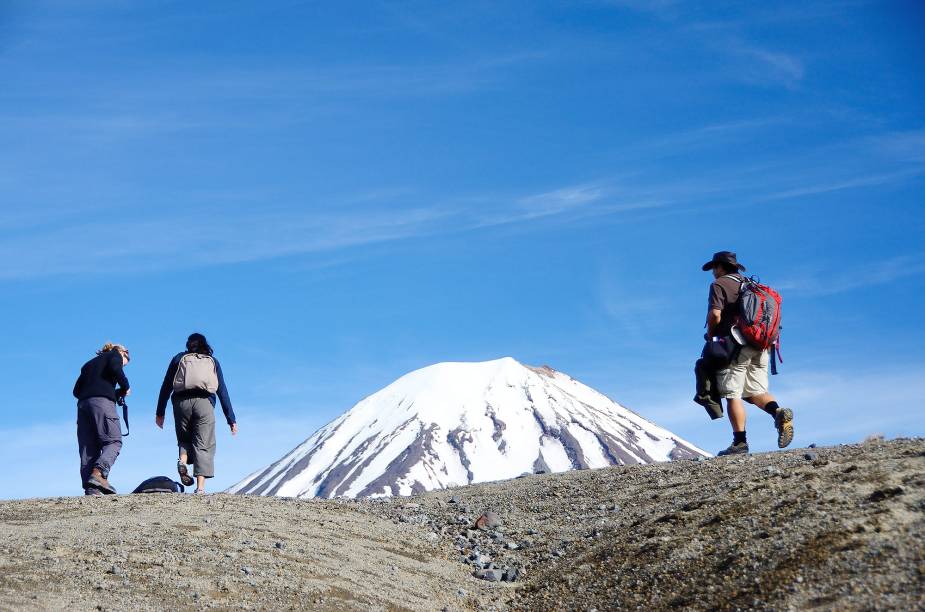 <em><strong>Tongariro National Park </strong></em>-<strong> </strong>Nos meses de calor, a principal atividade turística é a Tongariro Alpine Crossing, ou seja, a travessia pelas montanhas em um percurso de quase 20 quilômetros, com subidas a mais de 2 mil metros de altura, durante cerca de sete horas de caminhada. É essencial usar botas para trilha, casacos à prova de chuva e vento, luvas, além de levar água e comida na trilha