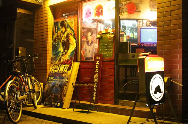 <strong>Game Bar A-Button </strong>Olhando a fachada, parece apenas mais um bar de games na região de Akhibara. Mas ao entrar, uma surpresa. O bar reserva raríssimos games das décadas de 80 e 90, consoles, controles e outras relíquias originais que fazem qualquer <em>geek</em> surtar de emoção.<em>Taitou-Ku Taitou 1-13-9, Tóquio</em> <strong>Game Bar A-Button </strong>Olhando a fachada, parece apenas mais um bar de games na região de Akhibara. Mas ao entrar, uma surpresa. O bar reserva raríssimos games das décadas de 80 e 90, consoles, controles e outras relíquias originais que fazem qualquer <em>geek</em> surtar de emoção.<em>Taitou-Ku Taitou 1-13-9, Tóquio</em>