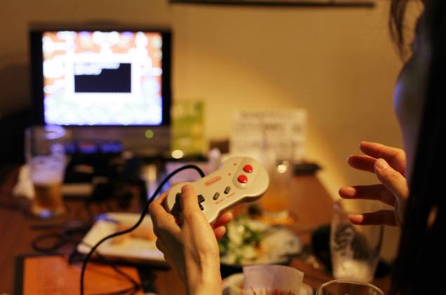 <strong>Game Bar A-Button</strong>O interior do bar pode parecer nostálgico para muitos, aparenta ser mais um quarto de um vicíado em games do que um bar. Em meios aos antigos consoles, controles pendurados e fitas os garçons servem as cervejas e <em>snacks</em>.<em>Taitou-Ku Taitou 1-13-9, Tóquio</em> <strong>Game Bar A-Button</strong>O interior do bar pode parecer nostálgico para muitos, aparenta ser mais um quarto de um vicíado em games do que um bar. Em meios aos antigos consoles, controles pendurados e fitas os garçons servem as cervejas e <em>snacks</em>.<em>Taitou-Ku Taitou 1-13-9, Tóquio</em>
