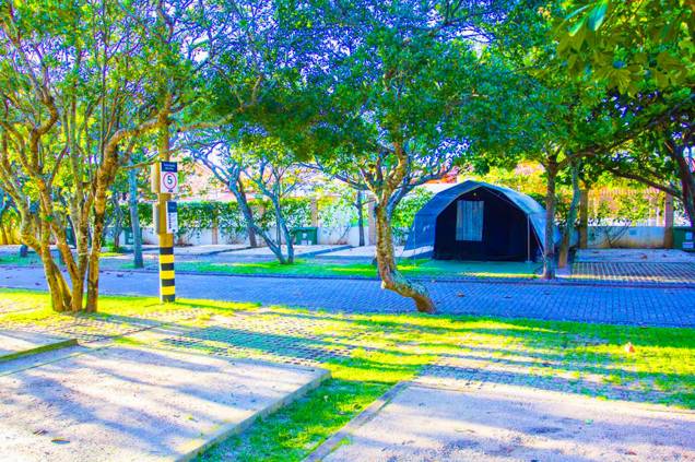 <strong><a href="https://ptropical.com.br/" rel="Paraíso Tropical Apartamentos e Camping" target="_blank">Paraíso Tropical Apartamentos e Camping</a>, <a href="https://viajeaqui.abril.com.br/estabelecimentos/br-sc-bombinhas-atracao-praia-mariscal" rel="Praia Mariscal" target="_self">Praia Mariscal</a>, <a href="https://viajeaqui.abril.com.br/cidades/br-sc-bombinhas" rel="Bombinhas" target="_self">Bombinhas</a>, <a href="https://viajeaqui.abril.com.br/estados/br-santa-catarina" rel="Santa Catarina" target="_self">Santa Catarina</a></strong> Lar de belíssimas praias, entre as quais destaca-se a <a href="https://viajeaqui.abril.com.br/estabelecimentos/br-sc-bombinhas-atracao-praia-mariscal" rel="Mariscal" target="_self">Mariscal</a>, Bombinhas tem um camping com uma das melhoras infra-estruturas do Brasil. Sua área arborizada, próxima ao litoral, possui sistema de drenagem, pontos para antena parabólica, sanitários e banheiros com chuveiros elétricos. Há espaços reservados para barracas, motorhomes e trailers. Se preferir, também há apartamentos e chalés <strong><a href="https://ptropical.com.br/" rel="Paraíso Tropical Apartamentos e Camping" target="_blank">Paraíso Tropical Apartamentos e Camping</a>, <a href="https://viajeaqui.abril.com.br/estabelecimentos/br-sc-bombinhas-atracao-praia-mariscal" rel="Praia Mariscal" target="_self">Praia Mariscal</a>, <a href="https://viajeaqui.abril.com.br/cidades/br-sc-bombinhas" rel="Bombinhas" target="_self">Bombinhas</a>, <a href="https://viajeaqui.abril.com.br/estados/br-santa-catarina" rel="Santa Catarina" target="_self">Santa Catarina</a></strong> Lar de belíssimas praias, entre as quais destaca-se a <a href="https://viajeaqui.abril.com.br/estabelecimentos/br-sc-bombinhas-atracao-praia-mariscal" rel="Mariscal" target="_self">Mariscal</a>, Bombinhas tem um camping com uma das melhoras infra-estruturas do Brasil. Sua área arborizada, próxima ao litoral, possui sistema de drenagem, pontos para antena parabólica, sanitários e banheiros com chuveiros elétricos. Há espaços reservados para barracas, motorhomes e trailers. Se preferir, também há apartamentos e chalés