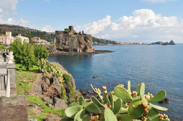 <strong>Aci Castello</strong> Na região da cidade de Catania, na Sicília, a praia de Aci Castello impressiona pelas ruínas de um castelo medieval na pequena península formada por rochas vulcânicas; a praia é queridinha dos moradores e, para conhecer suas águas cristalinas e profundas, vá calçado para não se machucar nas pedras <strong>Aci Castello</strong> Na região da cidade de Catania, na Sicília, a praia de Aci Castello impressiona pelas ruínas de um castelo medieval na pequena península formada por rochas vulcânicas; a praia é queridinha dos moradores e, para conhecer suas águas cristalinas e profundas, vá calçado para não se machucar nas pedras