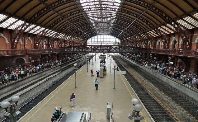 <strong><a href="https://viajeaqui.abril.com.br/estabelecimentos/br-sp-sao-paulo-atracao-estacao-da-luz" rel="Estação da Luz">Estação da Luz</a>: </strong>criada para comportar as novas demandas do transporte ferroviário e o fluxo crescente de pessoas na cidade no ciclo do café, a estação da Luz foi inaugurada em 1901 e até hoje é um dos símbolos da cidade. Projetada pelo inglês Charles Henry Driver, sua obra utilizou exclusivamente materiais trazidos da Inglaterra e abriga também o Museu da Língua Portuguesa. <em>Praça da Luz. Aberta todos os dias, das 4h00 às 00h</em>. <strong><a href="https://viajeaqui.abril.com.br/estabelecimentos/br-sp-sao-paulo-atracao-estacao-da-luz" rel="Estação da Luz">Estação da Luz</a>: </strong>criada para comportar as novas demandas do transporte ferroviário e o fluxo crescente de pessoas na cidade no ciclo do café, a estação da Luz foi inaugurada em 1901 e até hoje é um dos símbolos da cidade. Projetada pelo inglês Charles Henry Driver, sua obra utilizou exclusivamente materiais trazidos da Inglaterra e abriga também o Museu da Língua Portuguesa. <em>Praça da Luz. Aberta todos os dias, das 4h00 às 00h</em>.