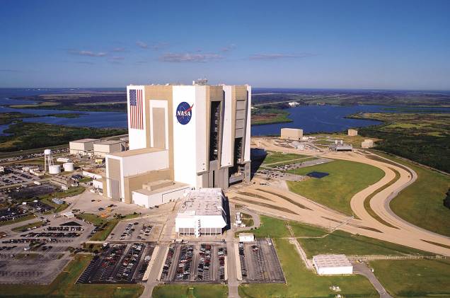 Vista geral do edifício de montagem de veículos - o tour de ônibus pelo Kennedy Space Center passa perto do prédio, que não recebe turistas Vista geral do edifício de montagem de veículos - o tour de ônibus pelo Kennedy Space Center passa perto do prédio, que não recebe turistas