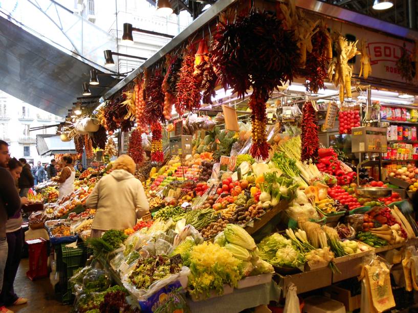 <a href="https://viajeaqui.abril.com.br/estabelecimentos/espanha-barcelona-atracao-mercat-de-la-boqueria" rel="Mercat de la Boqueria" target="_self">Mercat de la Boqueria</a>, paraíso de cores e aromas em <a href="https://viajeaqui.abril.com.br/cidades/espanha-barcelona" rel="Barcelona" target="_self">Barcelona</a>, <a href="https://viajeaqui.abril.com.br/paises/espanha" rel="Espanha" target="_self">Espanha</a>