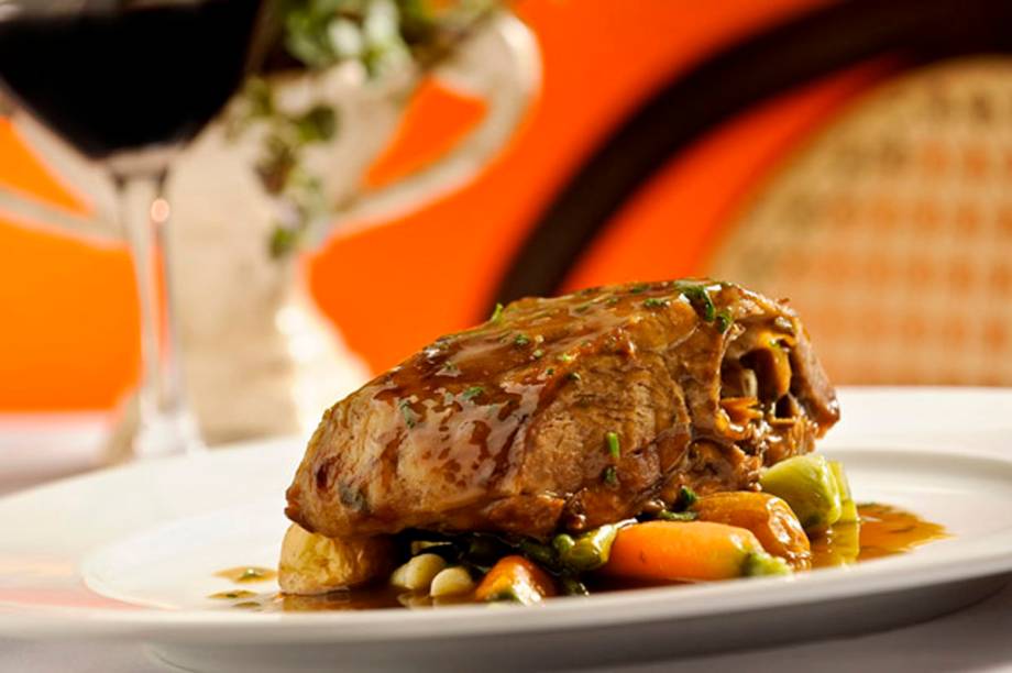 <strong><a href="https://viajeaqui.abril.com.br/estabelecimentos/br-sp-sao-paulo-restaurante-tre-bicchieri" rel="Tre Bicchieri (São Paulo)">Tre Bicchieri</a> (São Paulo)</strong><br /><br />No menu do estrelado restaurante italiano, as sugestões do chef Rodrigo Queiroz são o <strong>Agnello Tre Bicchieri </strong>(<em>foto</em>) (R$ 73) – paleta de cordeiro assado ao forno – e o <strong>Petto di Faraona ai Ferri</strong> (R$ 55) – galinha d’Angola grelhada com legumes. E o tradicional prato da casa na Páscoa: <strong>lombo de bacalhau assado</strong> com azeite extravirgem acompanhado de brócolis, batata e tomate cereja (R$ 78) <strong><a href="https://viajeaqui.abril.com.br/estabelecimentos/br-sp-sao-paulo-restaurante-tre-bicchieri" rel="Tre Bicchieri (São Paulo)">Tre Bicchieri</a> (São Paulo)</strong><br /><br />No menu do estrelado restaurante italiano, as sugestões do chef Rodrigo Queiroz são o <strong>Agnello Tre Bicchieri </strong>(<em>foto</em>) (R$ 73) – paleta de cordeiro assado ao forno – e o <strong>Petto di Faraona ai Ferri</strong> (R$ 55) – galinha d’Angola grelhada com legumes. E o tradicional prato da casa na Páscoa: <strong>lombo de bacalhau assado</strong> com azeite extravirgem acompanhado de brócolis, batata e tomate cereja (R$ 78)