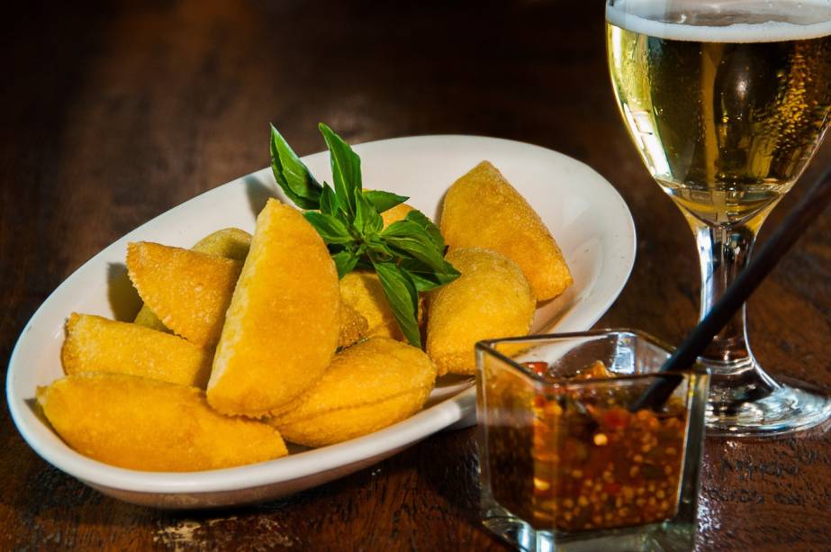 <a href="https://www.agostobutiquim.com.br/" rel="Agosto Butiquim " target="_blank"><strong>Agosto Butiquim </strong></a>Bar com cerveja barata, excelente atendimento e comida no capricho, com pratos que honram os ingredientes mineiros de produtores locais em criações contemporâneas como o Quiprocó com Lobrobó (músculo refogado com ora-pró-nobis, chips de batata doce e confit de alho), criado para o Festival Butecar 2016. A casa também apoia artistas, com exposição de obras, performances teatrais e poéticas e intervenções de toda sorte. <strong>Endereço</strong>: Rua Esmeralda, 298, Prado. Abre de terça a sábado de 18h à meia noite <a href="https://www.agostobutiquim.com.br/" rel="Agosto Butiquim " target="_blank"><strong>Agosto Butiquim </strong></a>Bar com cerveja barata, excelente atendimento e comida no capricho, com pratos que honram os ingredientes mineiros de produtores locais em criações contemporâneas como o Quiprocó com Lobrobó (músculo refogado com ora-pró-nobis, chips de batata doce e confit de alho), criado para o Festival Butecar 2016. A casa também apoia artistas, com exposição de obras, performances teatrais e poéticas e intervenções de toda sorte. <strong>Endereço</strong>: Rua Esmeralda, 298, Prado. Abre de terça a sábado de 18h à meia noite