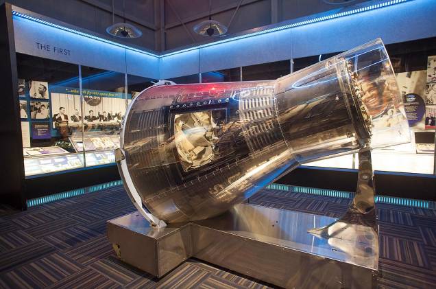 O Hall da Fama dos Astronautas fica afastado das atrações principais do Kennedy Space Center, mas a visita está inclusa no preço do ingresso; o local mostra uma enorme coleção de relíquias e cápsulas espaciais e faz uma homenagem aos astronautas O Hall da Fama dos Astronautas fica afastado das atrações principais do Kennedy Space Center, mas a visita está inclusa no preço do ingresso; o local mostra uma enorme coleção de relíquias e cápsulas espaciais e faz uma homenagem aos astronautas