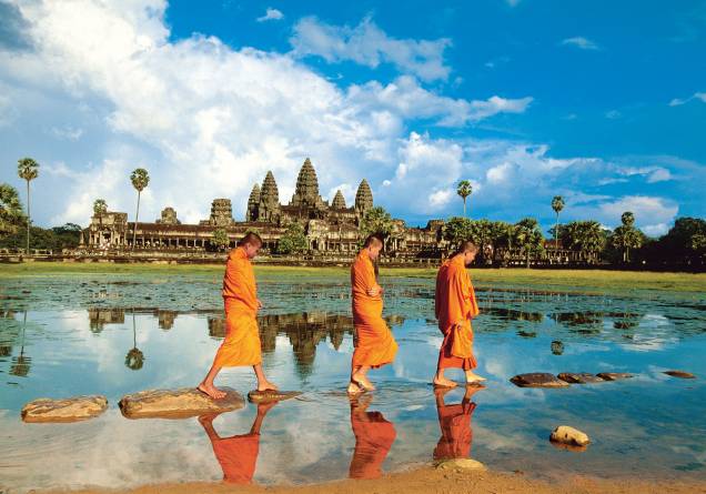 <strong>4. Angkor, Camboja </strong>Com suas cinco torres imponentes de frente para um lago de vitórias-régias, Angkor Wat é o maior monumento religioso do planeta, o principal dos mais de mil que formam a antiga capital imperial, Angkor. Eles foram erguidos entre os anos 802 e 1220 pelo poderoso Império Khmer, que se estendia do Mianmar ao Vietnã <strong>4. Angkor, Camboja </strong>Com suas cinco torres imponentes de frente para um lago de vitórias-régias, Angkor Wat é o maior monumento religioso do planeta, o principal dos mais de mil que formam a antiga capital imperial, Angkor. Eles foram erguidos entre os anos 802 e 1220 pelo poderoso Império Khmer, que se estendia do Mianmar ao Vietnã