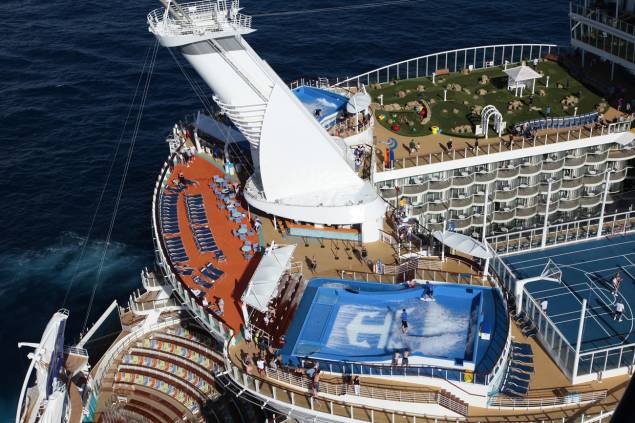 O Allure of the Seas, da armadora Royal Caribbean International, é atualmente o maior navio do mundo. Ele tem cinco centímetros a mais que o Oasis of the Seas, seu irmão (quase) gêmeo O Allure of the Seas, da armadora Royal Caribbean International, é atualmente o maior navio do mundo. Ele tem cinco centímetros a mais que o Oasis of the Seas, seu irmão (quase) gêmeo