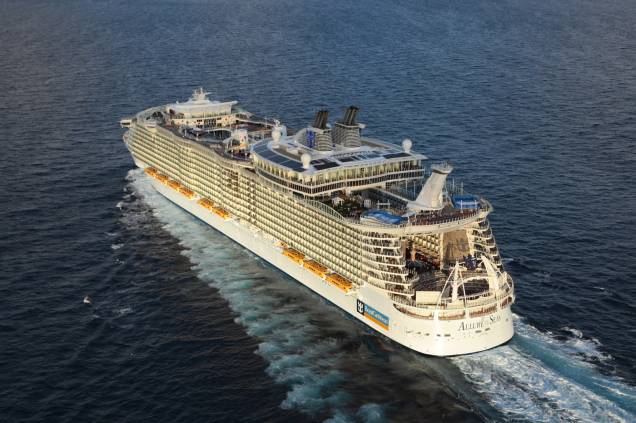 O Allure of the Seas tem 16 deques distribuídos por suas 225.000 toneladas. As 2.700 cabines podem receber até 5.400 hóspedes O Allure of the Seas tem 16 deques distribuídos por suas 225.000 toneladas. As 2.700 cabines podem receber até 5.400 hóspedes