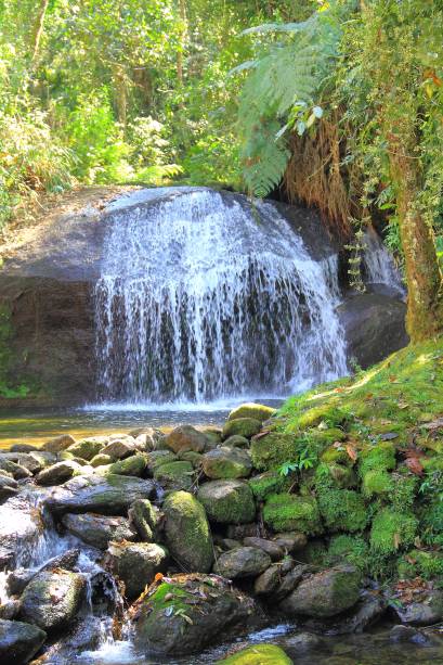 <strong>22. Vale do Alcantilado</strong>O complexo de cachoeiras tem nove quedas. O percurso total, de 1,5 quilômetro, pode ser percorrido em 1 hora – a caminhada em meio à mata é bastante íngreme. Ao fim, atinge-se a cachoeira que dá nome ao vale. Sítio Cachoeiras do Alcantilado, Vale do Alcantilado. <strong>22. Vale do Alcantilado</strong>O complexo de cachoeiras tem nove quedas. O percurso total, de 1,5 quilômetro, pode ser percorrido em 1 hora – a caminhada em meio à mata é bastante íngreme. Ao fim, atinge-se a cachoeira que dá nome ao vale. Sítio Cachoeiras do Alcantilado, Vale do Alcantilado.