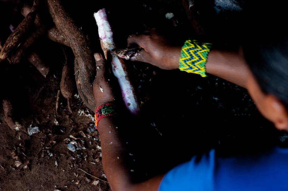 Em cerimônias festivas, a chicha queimada é feita em grandes quantidades e posta para fermentar em cochos de madeira de buriti, que dá origem a outro tipo de chicha fermentada (ou oloniti). A bebida permanece nesse cocho por 15 ou 20 dias, quando começa a azedar Em cerimônias festivas, a chicha queimada é feita em grandes quantidades e posta para fermentar em cochos de madeira de buriti, que dá origem a outro tipo de chicha fermentada (ou oloniti). A bebida permanece nesse cocho por 15 ou 20 dias, quando começa a azedar
