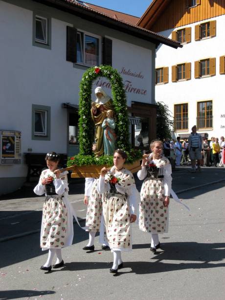 <strong>Alemanha</strong>A celebração de Corpus Christi na <a href="https://viajeaqui.abril.com.br/paises/alemanha" rel="Alemanha" target="_blank">Alemanha</a> é marcada por desfiles do Santíssimo Sacramento. Na cidade de <a href="https://viajeaqui.abril.com.br/cidades/alemanha-colonia-koln" rel="Colônia" target="_blank">Colônia</a>, a procissão é realizada às margens do Rio Reno, a bordo de navios