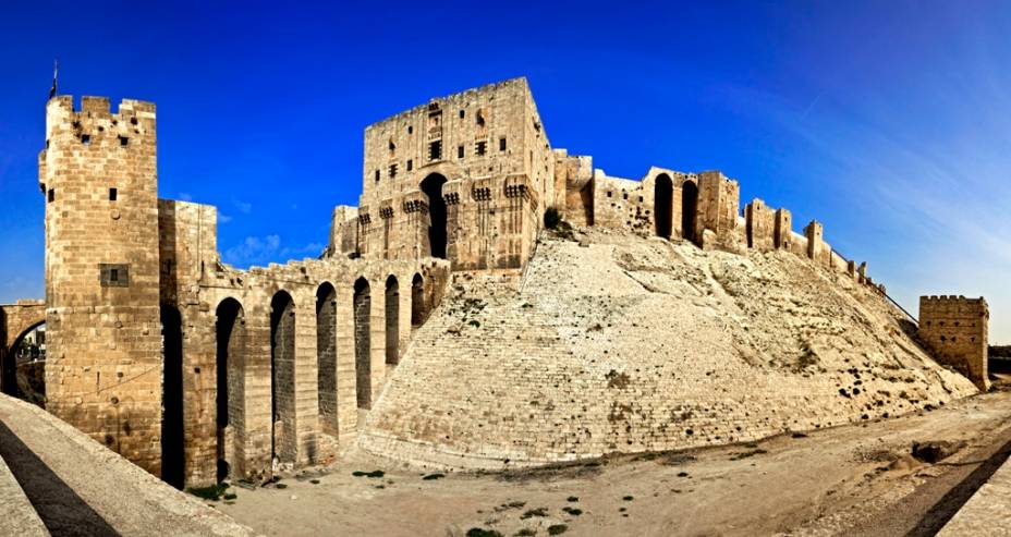 <strong>Cidadela de Aleppo, Síria</strong>                A cidadela fortificada de Aleppo é uma típica fortificação medieval, com fosso, ponte de acesso protegida por torres e ameias defensivas. Foi construída originalmente pela dinastia aiúbida, na virada do século 13, e sofreu diversos ataques e ampliações nos séculos subsequentes. Outro forte igualmente vistoso na região é o Krak de Chevaliers, erguido pelos cruzados e capturado pelos mamelucos em 1271