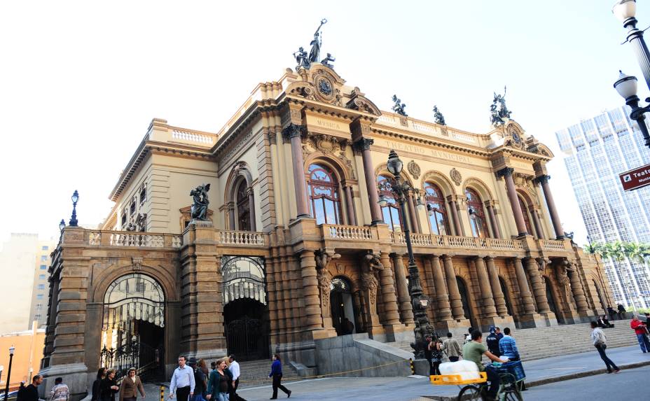 <a href="https://viajeaqui.abril.com.br/estabelecimentos/br-sp-sao-paulo-atracao-theatro-municipal" rel="Theatro Municipal:"><strong>Theatro Municipal: </strong></a>construído graças à força da cultura cafeeira, o teatro foi erguido para receber as atrações internacionais que chegavam à Metrópole. As visitas guiadas, que podem incluir o Museu do Teatro, são gratuitas, mas devem ser agendadas com antecedência. Praça Ramos de Azevedo.