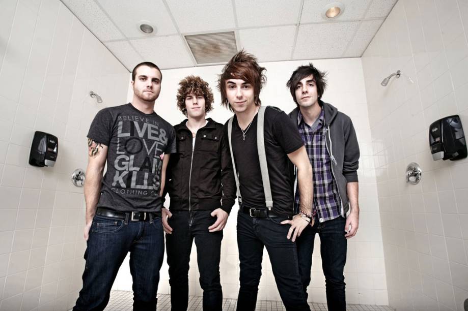 <strong>ALL TIME LOW</strong><br />            <br />            A banda de pop punk volta ao Brasil para fazer um show único e exclusivo no país, mas, se você não puder ir, saiba que o All Time Low tem planos de voltar em uma nova turnê completa em 2013.                        <strong>Onde e Quando: </strong>São Paulo, dia 20 de maio, no HSBC Brasil                        <strong>Ingressos: </strong>site <a href="https://www.ingressorapido.com.br/Evento.aspx?ID=19076. " rel="Ingresso Rápido." target="_blank">Ingresso Rápido</a>