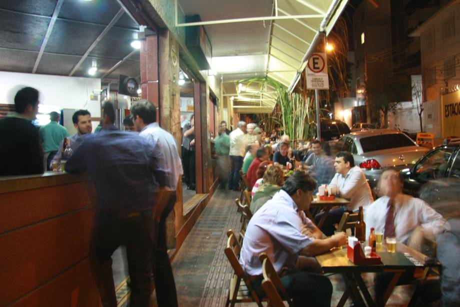 <a href="https://viajeaqui.abril.com.br/estabelecimentos/br-mg-belo-horizonte-restaurante-bar-do-antonio" rel="Bar do Antônio Pé de Cana " target="_blank"><strong>Bar do Antônio Pé de Cana </strong></a>Fundado em1964, o bar tem um pé de cana-de-açúcar de estimação no canteiro bem na frente do estabelecimento. Ele foi plantado ali de madrugada por alguns clientes fiéis no lugar onde sempre se jogava um pouquinho de cachaça “pro santo” e, é claro, foi adotado pelos donos, os irmãos Túlio, Roberto e Marcio Bomtempo. A cerveja está sempre gelada e a carta de tira-gostos é farta, com destaque para a carnoba (porção de filé em cubos com molho de taioba e batata empanada com queijo e bacon), costelinha embriagada (assada com cachaça e rapadura) e chips de jiló. <strong>Endereço:</strong> Rua Flórida, 15, Sion. Abre de segunda a sábado de 11h à 1 da manhã e domingo de 11h às 19h <a href="https://viajeaqui.abril.com.br/estabelecimentos/br-mg-belo-horizonte-restaurante-bar-do-antonio" rel="Bar do Antônio Pé de Cana " target="_blank"><strong>Bar do Antônio Pé de Cana </strong></a>Fundado em1964, o bar tem um pé de cana-de-açúcar de estimação no canteiro bem na frente do estabelecimento. Ele foi plantado ali de madrugada por alguns clientes fiéis no lugar onde sempre se jogava um pouquinho de cachaça “pro santo” e, é claro, foi adotado pelos donos, os irmãos Túlio, Roberto e Marcio Bomtempo. A cerveja está sempre gelada e a carta de tira-gostos é farta, com destaque para a carnoba (porção de filé em cubos com molho de taioba e batata empanada com queijo e bacon), costelinha embriagada (assada com cachaça e rapadura) e chips de jiló. <strong>Endereço:</strong> Rua Flórida, 15, Sion. Abre de segunda a sábado de 11h à 1 da manhã e domingo de 11h às 19h