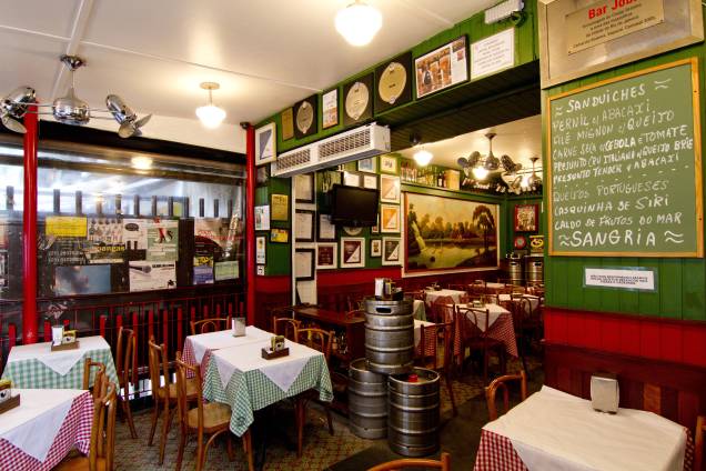<strong>10. <a href="https://viajeaqui.abril.com.br/estabelecimentos/br-rj-rio-de-janeiro-restaurante-jobi" rel="JOBI" target="_self">JOBI</a> </strong>(260 metros) Um dos mais tradicionais botecos do Rio. Enquanto escolhe entre os 200 itens do cardápio, peça um chope gelado. <em>Endereço: Avenida Ataulfo de Paiva, 1166, loja B, Leblon</em> <strong>10. <a href="https://viajeaqui.abril.com.br/estabelecimentos/br-rj-rio-de-janeiro-restaurante-jobi" rel="JOBI" target="_self">JOBI</a> </strong>(260 metros) Um dos mais tradicionais botecos do Rio. Enquanto escolhe entre os 200 itens do cardápio, peça um chope gelado. <em>Endereço: Avenida Ataulfo de Paiva, 1166, loja B, Leblon</em>