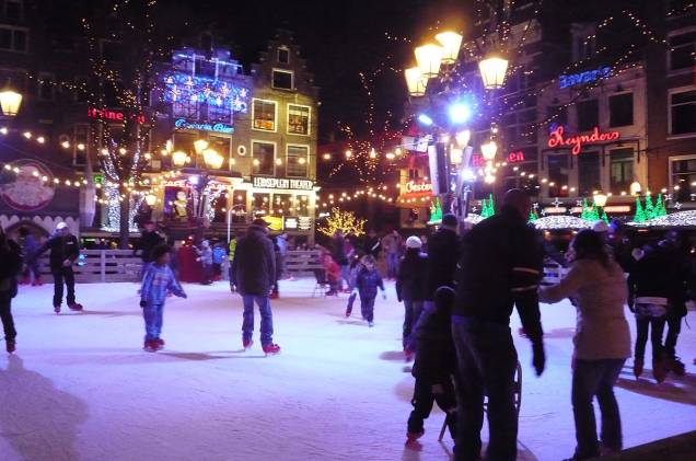 Outro lugar que se transforma em pista de gelo no inverno é a praça Leidseplein, um dos pontos da cidade que concentram cinemas, baladas, teatros e um cassino Outro lugar que se transforma em pista de gelo no inverno é a praça Leidseplein, um dos pontos da cidade que concentram cinemas, baladas, teatros e um cassino