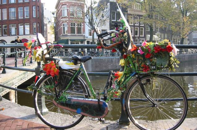 Bicicleta florida em <a href="https://viajeaqui.abril.com.br/cidades/holanda-amsterda/" rel="Amsterdã" target="_blank">Amsterdã</a>, Holanda Bicicleta florida em <a href="https://viajeaqui.abril.com.br/cidades/holanda-amsterda/" rel="Amsterdã" target="_blank">Amsterdã</a>, Holanda