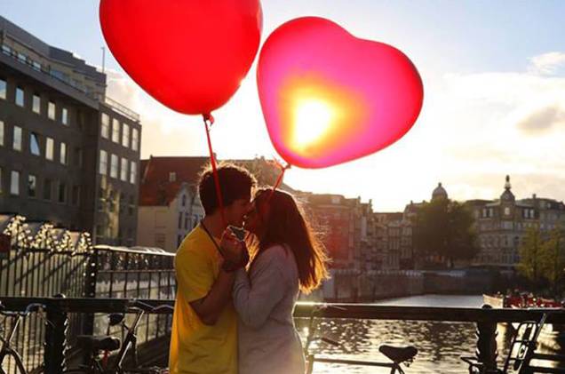 Casal em cena romântica à beira do Amstel, em Amsterdã Casal em cena romântica à beira do Amstel, em Amsterdã