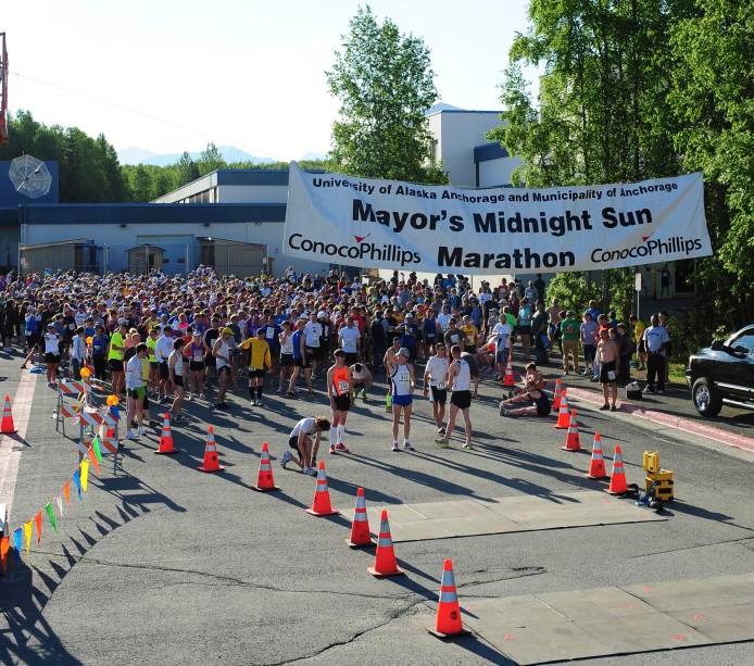 <a href="https://www.mayorsmarathon.com/" rel="Mayor’s Marathon" target="_blank"><strong>Mayor’s Marathon</strong></a> <strong>– 23 de junho de 2012 – Anchorage, Alasca</strong>    <br />  Quando as pessoas pensam no <strong>Alasca</strong>, as primeiras coisas que vêm à mente são frio e neve, mas a <strong>Mayor’s Marathon</strong>, na cidade de <strong>Anchorage</strong>, no sudeste do maior estado americano em área, desmitifica isso. Com temperaturas que variam entre 12 °C e 23°C, a neve fica só nas montanhas, e o tempo é perfeito para uma maratona.    A cidade é a maior do Alasca e, de acordo com o censo americano, concentra 40% de toda a população de seu estado. Ela está instalada na base das montanhas <strong>Chugach</strong> e, durante o verão – período em que acontece a corrida –, o sol praticamente não se põe. Por isso, é conhecida como terra do sol da meia noite.    Para curtir o local durante o verão, passeios de bicicleta, pequenas escaladas, pescaria e caminhadas em trilhas são algumas das opções. Você pode caminhar por alguns pontos e ver o urso-negro, o pardo ou o polar – é o único estado americano onde é possível encontrar as três espécies em seus hábitat.    Acesse o site oficial da <strong><a href="https://www.mayorsmarathon.com" rel="Mayor’s Marathon" target="_blank">Mayor’s Marathon</a></strong> para se inscrever para a próxima edição da corrida, em 13 de junho de 2013.