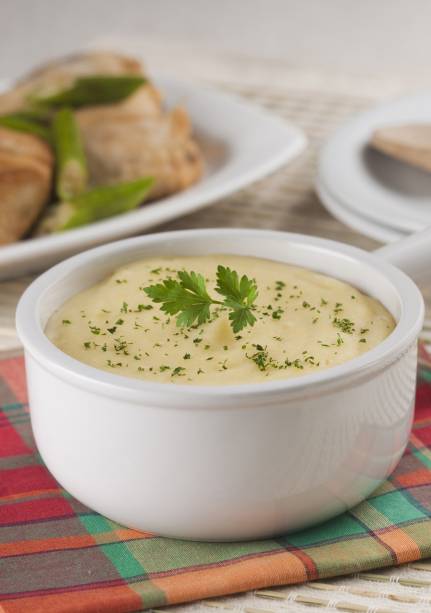 <strong>Angu de milho verde </strong>Um prato típico local que tem como principal ingrediente o milho que, de tão especial por lá, virou até poema de Cora Coralina (Oração do Milho). Pode ser uma boa pedida para acompanhar uma suculenta galinhada. <strong>Angu de milho verde </strong>Um prato típico local que tem como principal ingrediente o milho que, de tão especial por lá, virou até poema de Cora Coralina (Oração do Milho). Pode ser uma boa pedida para acompanhar uma suculenta galinhada.